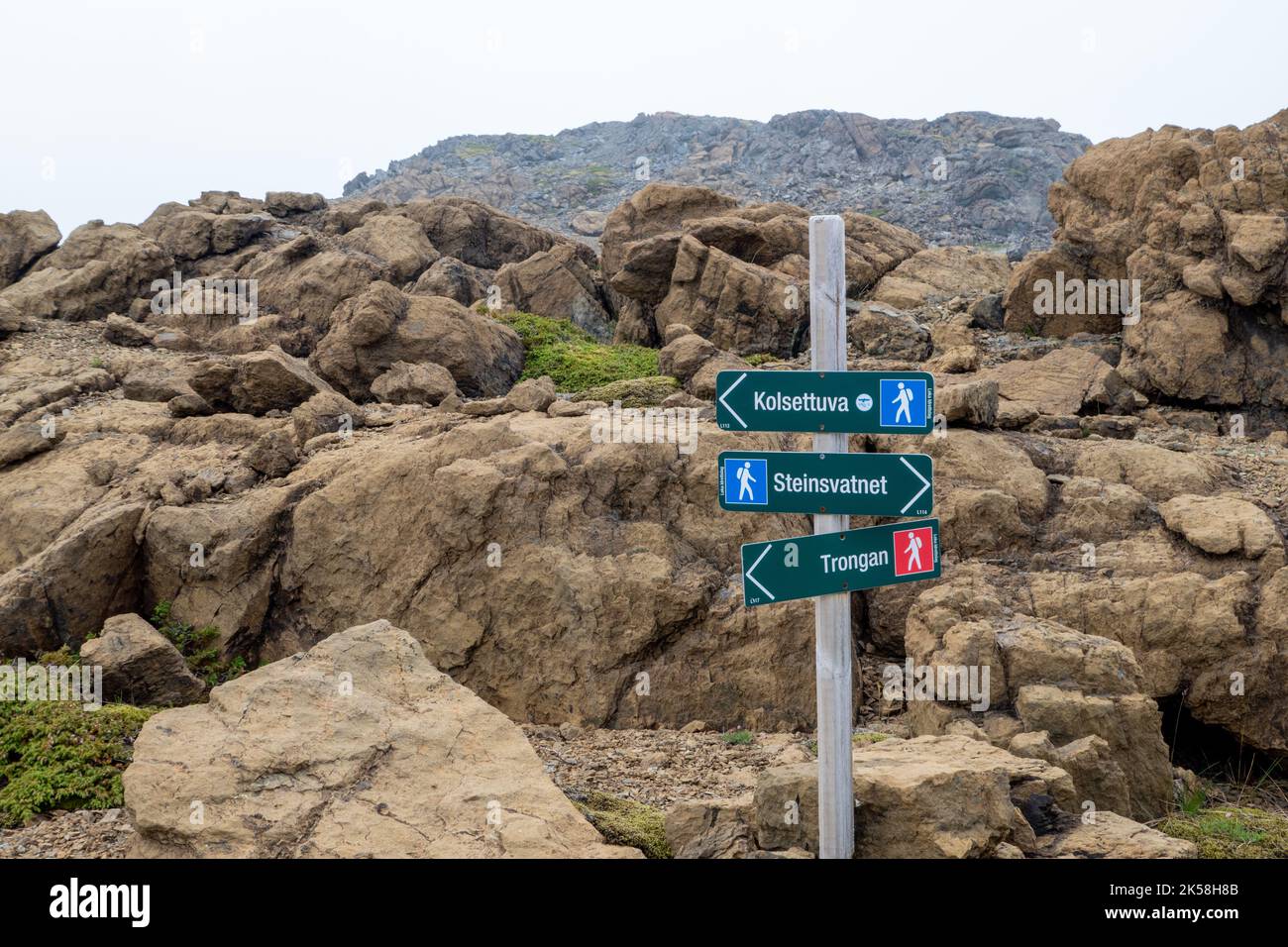 Vea las rocas de colores y los signos de senderismo en las montañas de la isla Leka en Noruega Foto de stock