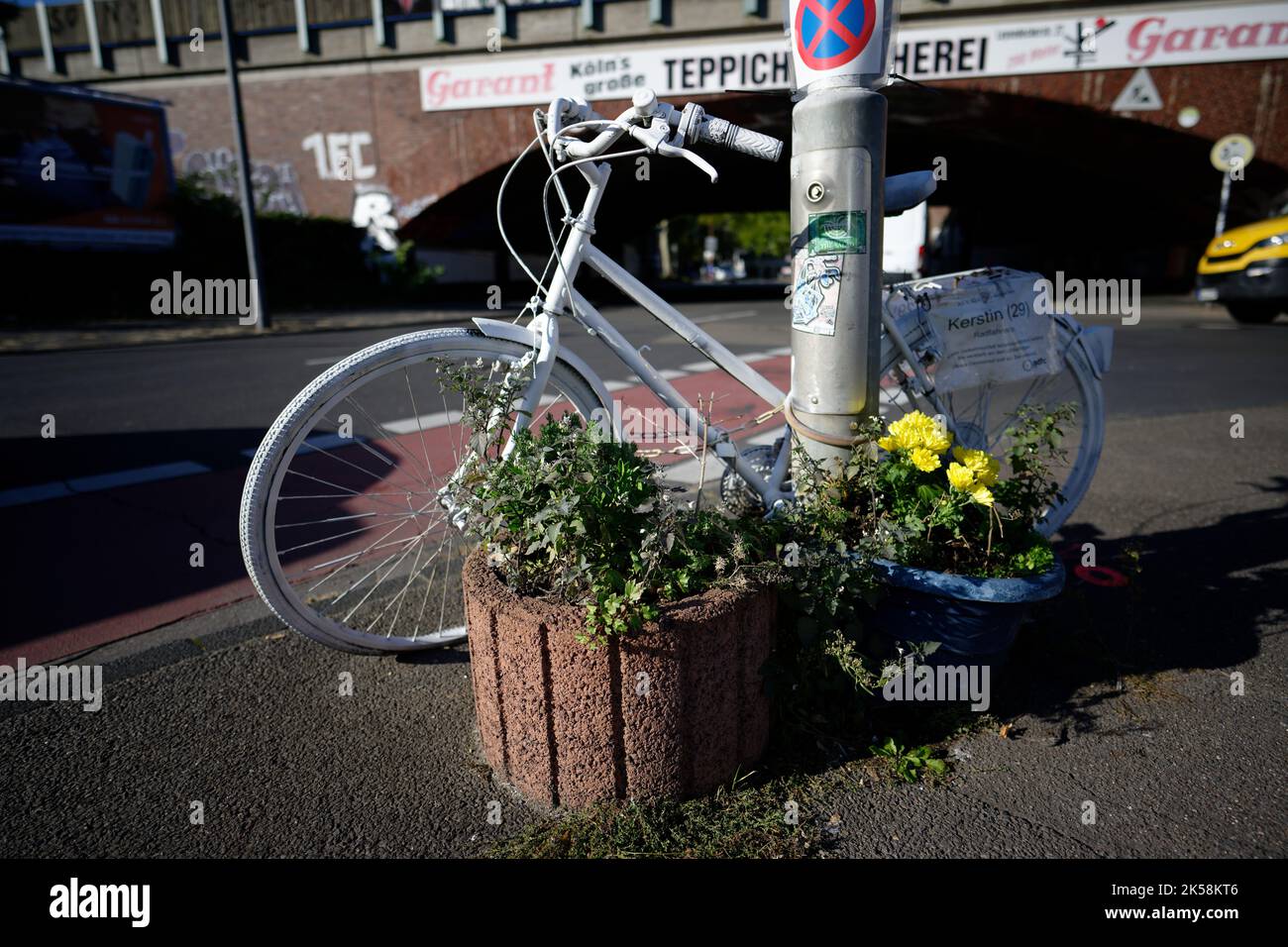 Ghost bike roadside fotograf as e im genes de alta resoluci n Alamy