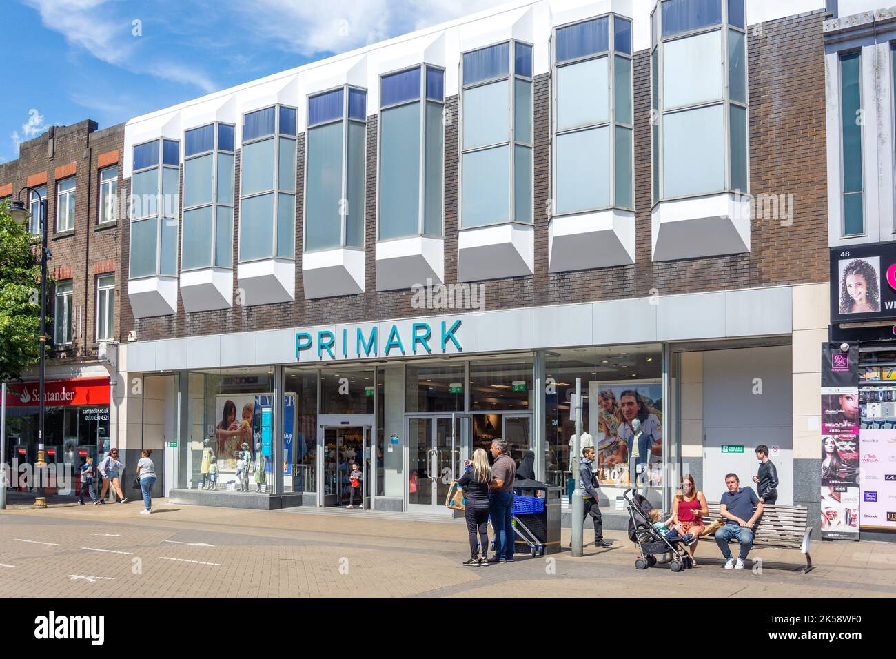 Entrada a la tienda de ropa Primark, George Street, Luton, Bedfordshire, Inglaterra, Reino Unido Foto de stock