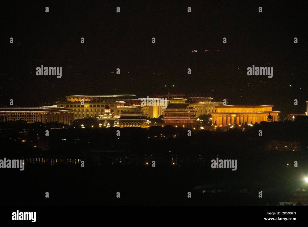 BEIJING, CHINA - 6 DE OCTUBRE de 2022 - Una vista de Beijing en la noche del Día Nacional en Beijing, China, el 6 de octubre de 2022. Foto de stock