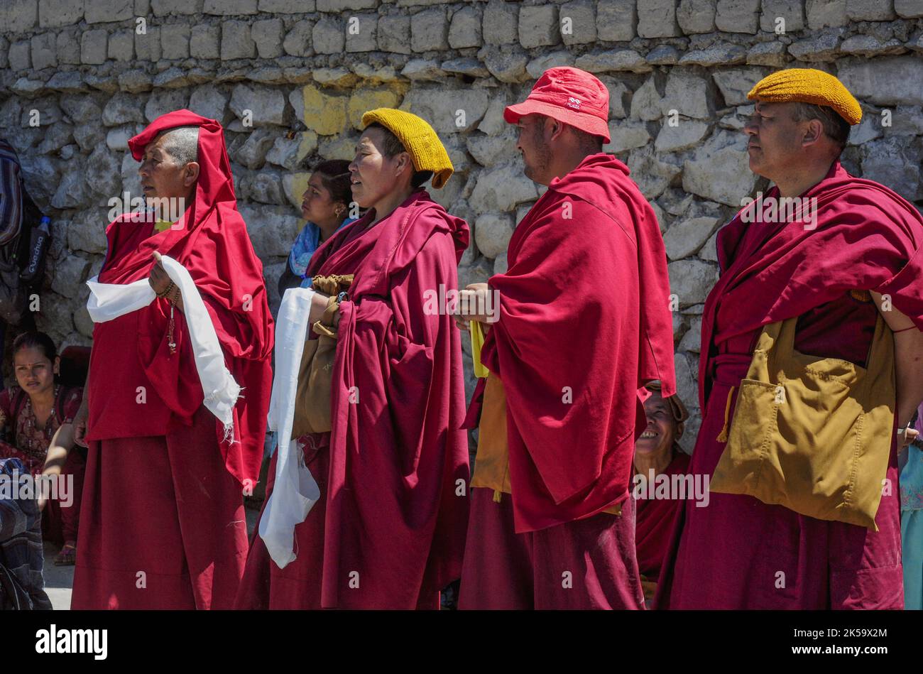 Los monjes budistas asisten a las fiestas de bienvenida a su líder espiritual, el exiliado Dalai Lama del Tíbet, en una visita de 2012 a Ladakh, al noroeste de la India Foto de stock