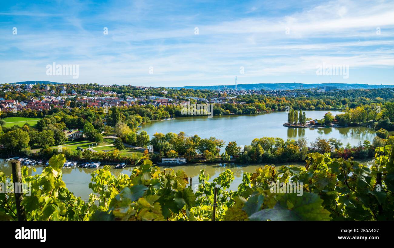 Alemania, Stuttgart panorama vista max eth ver agua del lago barcos río neckar y hermosas casas en otoño, vista sobre los árboles y el paisaje natural Foto de stock