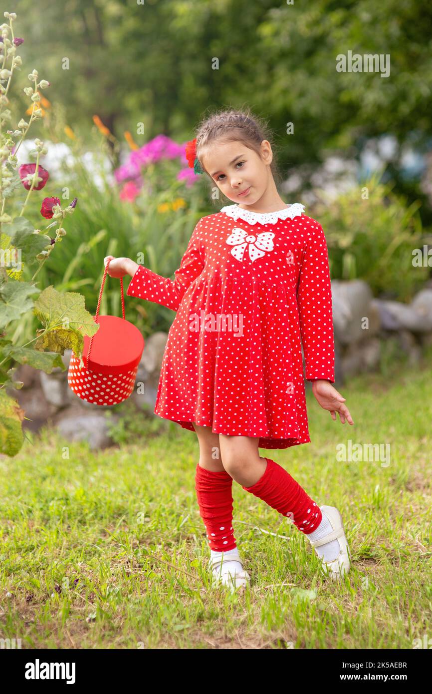 Vestido rojo con fotografías e imágenes de alta resolución - Alamy