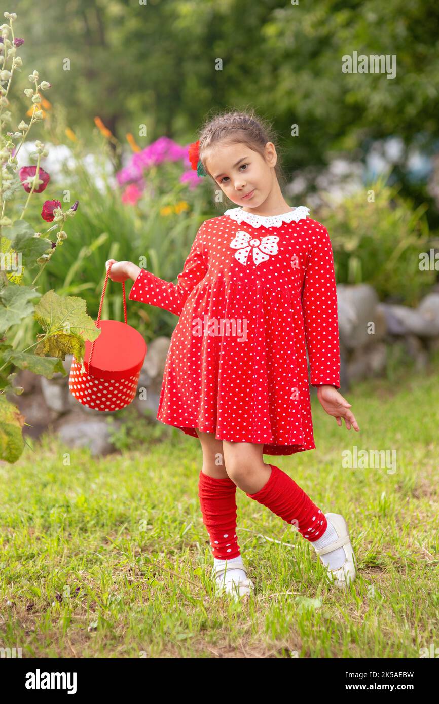 Vestido rojo con lunares fotografías e imágenes de alta resolución - Alamy