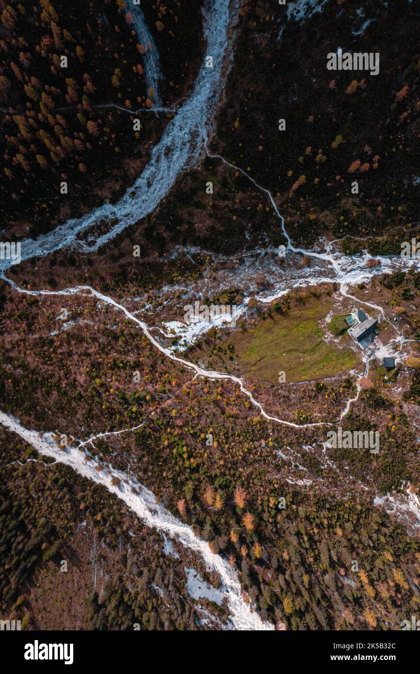 Vista aérea de Silberkarklamm que fluye a través de densos bosques de montaña en Ramsau am Dachstein, Austria Foto de stock