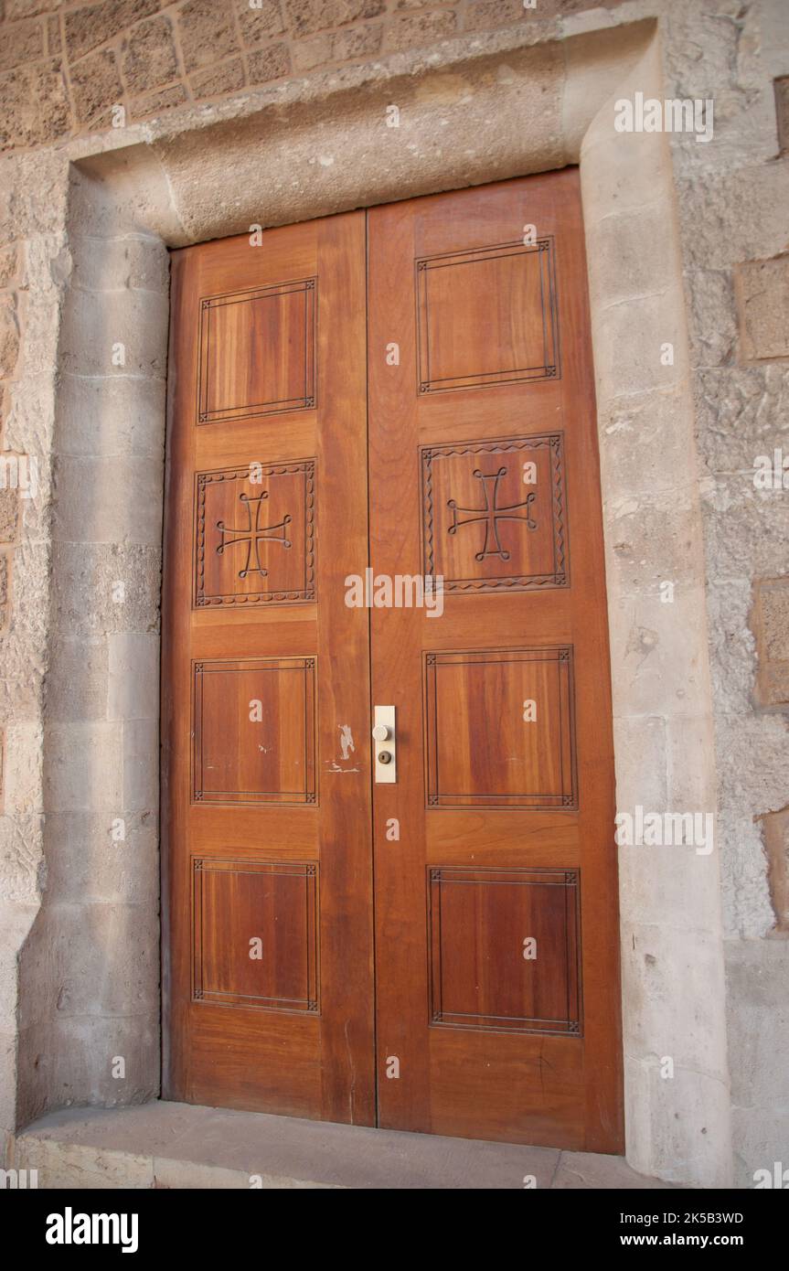 Puerta, Catedral de San Luis de los Monjes Capucinos, Beirut, Líbano, Oriente Medio Foto de stock
