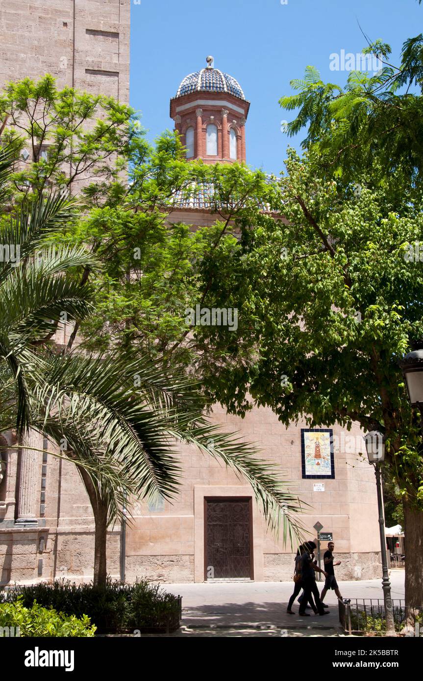 Iglesia de estilo barroco antiguo El Carmen en el centro antiguo de Valencia, Comunidad Valenciana, España Foto de stock