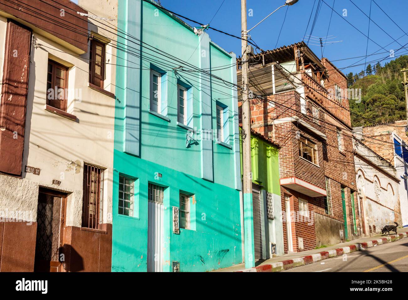 Bogotá Colombia,Santa Fe Carrera 3,barrio ladera casas callejeras desordenado cables eléctricos feos,colombianos Hispanos Hispanos Sur Americ Foto de stock