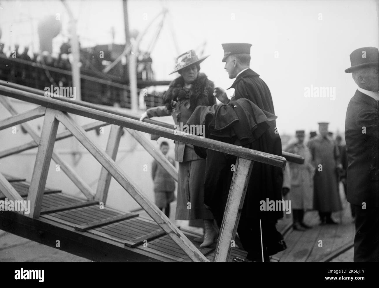 General de División George Barnett, Comandante, Cuerpo de Marines de los Estados Unidos con la Sra. Barnett embarcando 'Mayflower', 1917. Barnett con su esposa Lelia Montague Gordon en su visita al Monte Vernon. Foto de stock