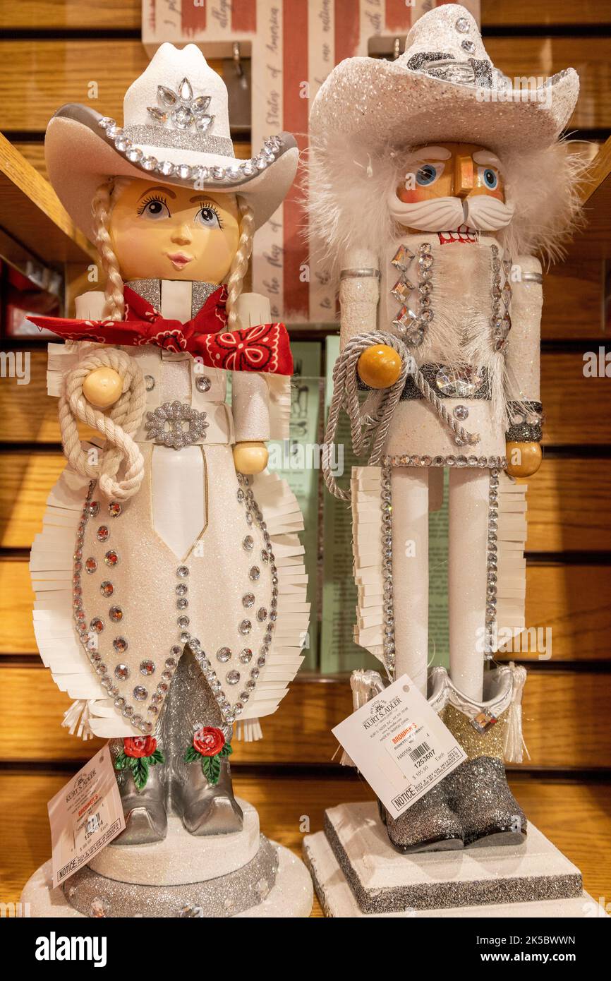 Papá de Santa Claus Navidad Sr. y Sra. Claus Cowboy Western Nutcracker Figuras decoraciones de Navidad para la venta en Bronners Christmas Store Frankenmuth Foto de stock