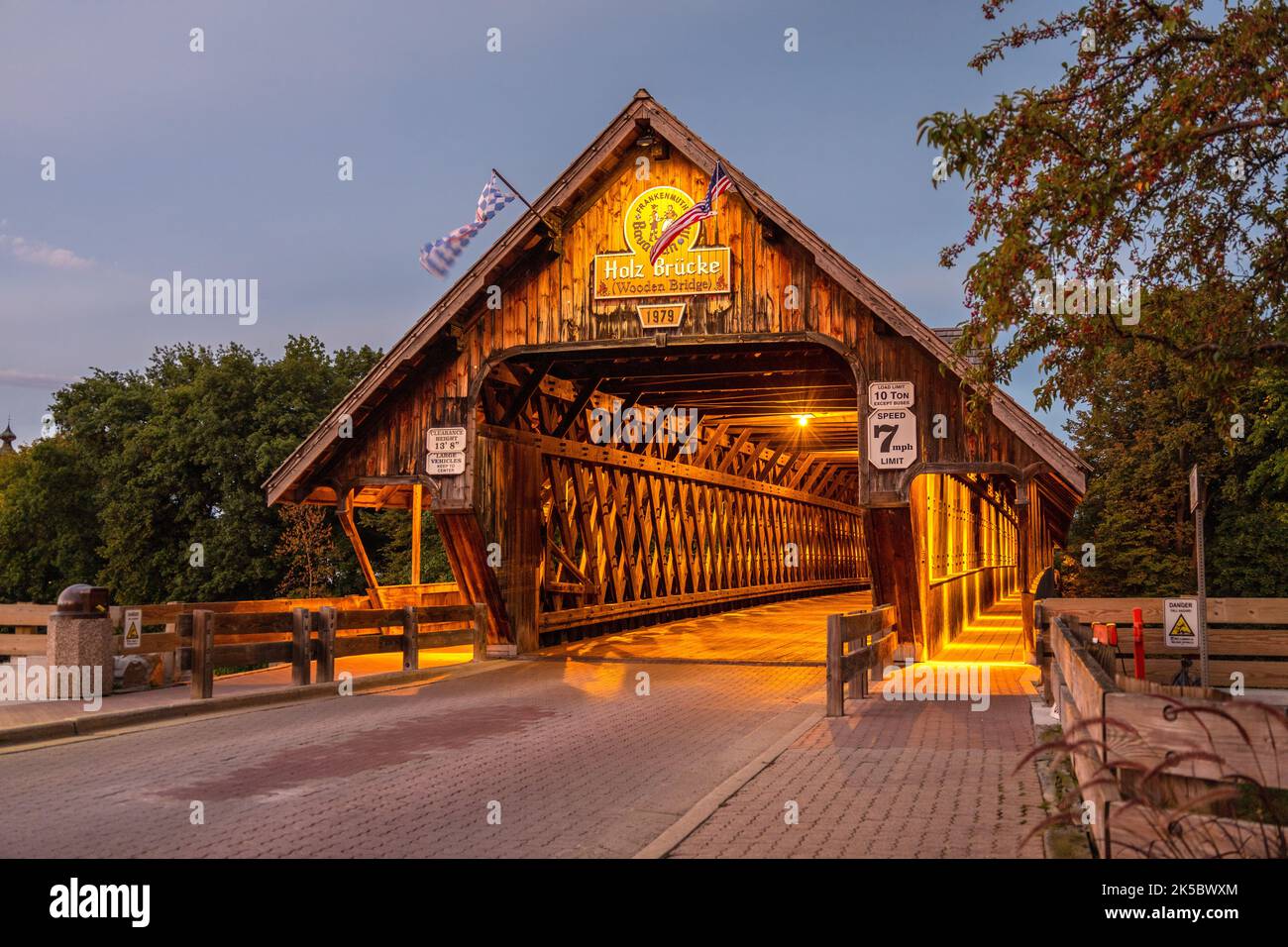 Frankenmuth Puente cubierto de madera por la noche, Holz Brucke Construido por la posada bávara cruzando el río Cass en la ciudad bávara de frankenmuth en Mich Foto de stock
