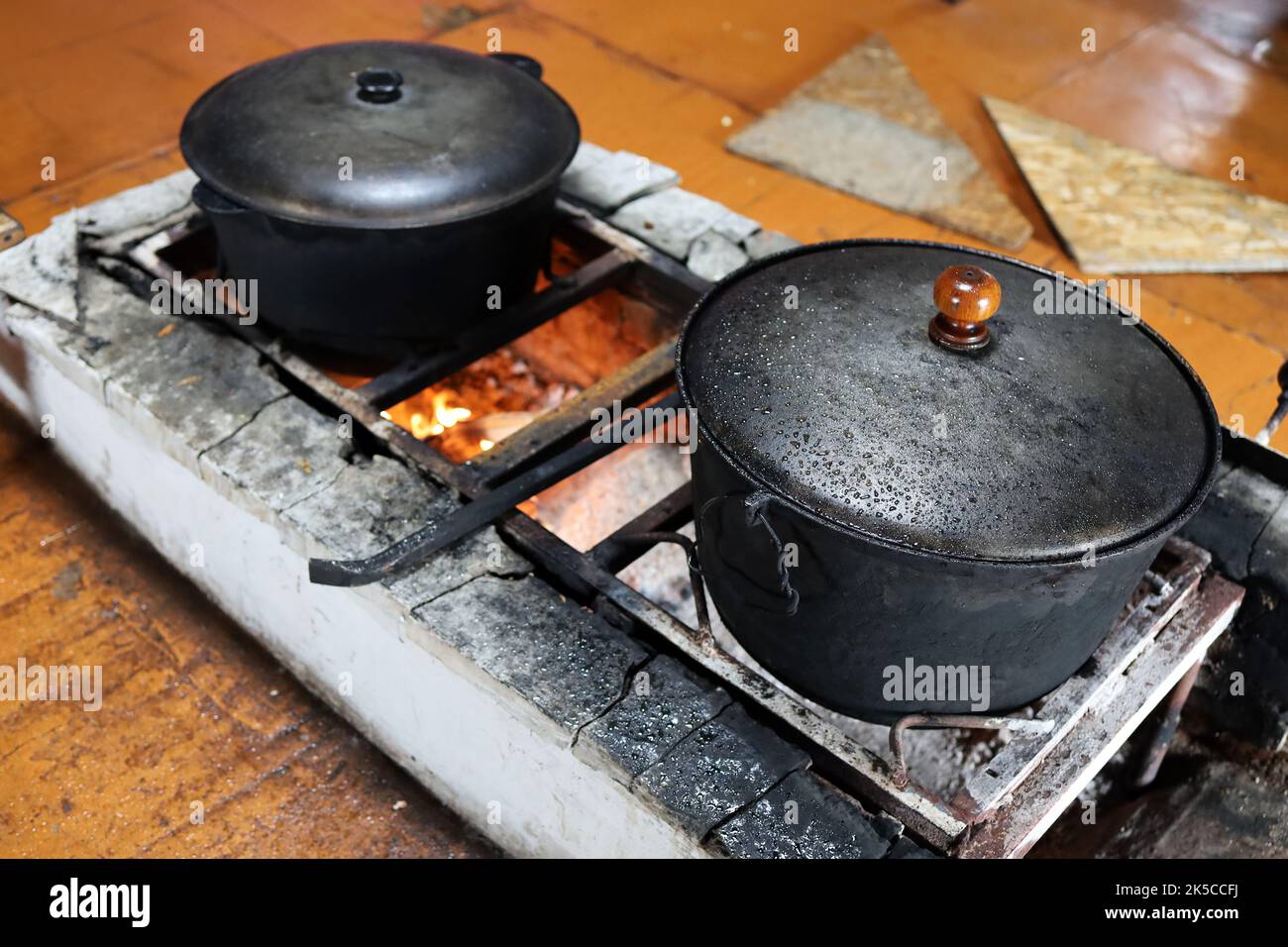 Cocinar En Dos Calderos Viejos Y Sosegados En Una Fogata Imagen de archivo  - Imagen de negro, cocina: 209405625
