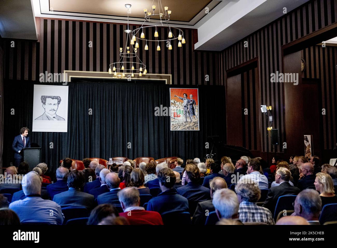 2022-10-07 18:23:10 LA HAYA - Jesse Klaver durante la conferencia de Kerkdijk bajo el título: Un nuevo comienzo: La promesa de la cooperación de izquierda. Durante la conferencia, el líder de GroenLinks expone su visión para el futuro de los Países Bajos. ANP ROBIN UTRECHT netherlands Out - belgium Out Foto de stock