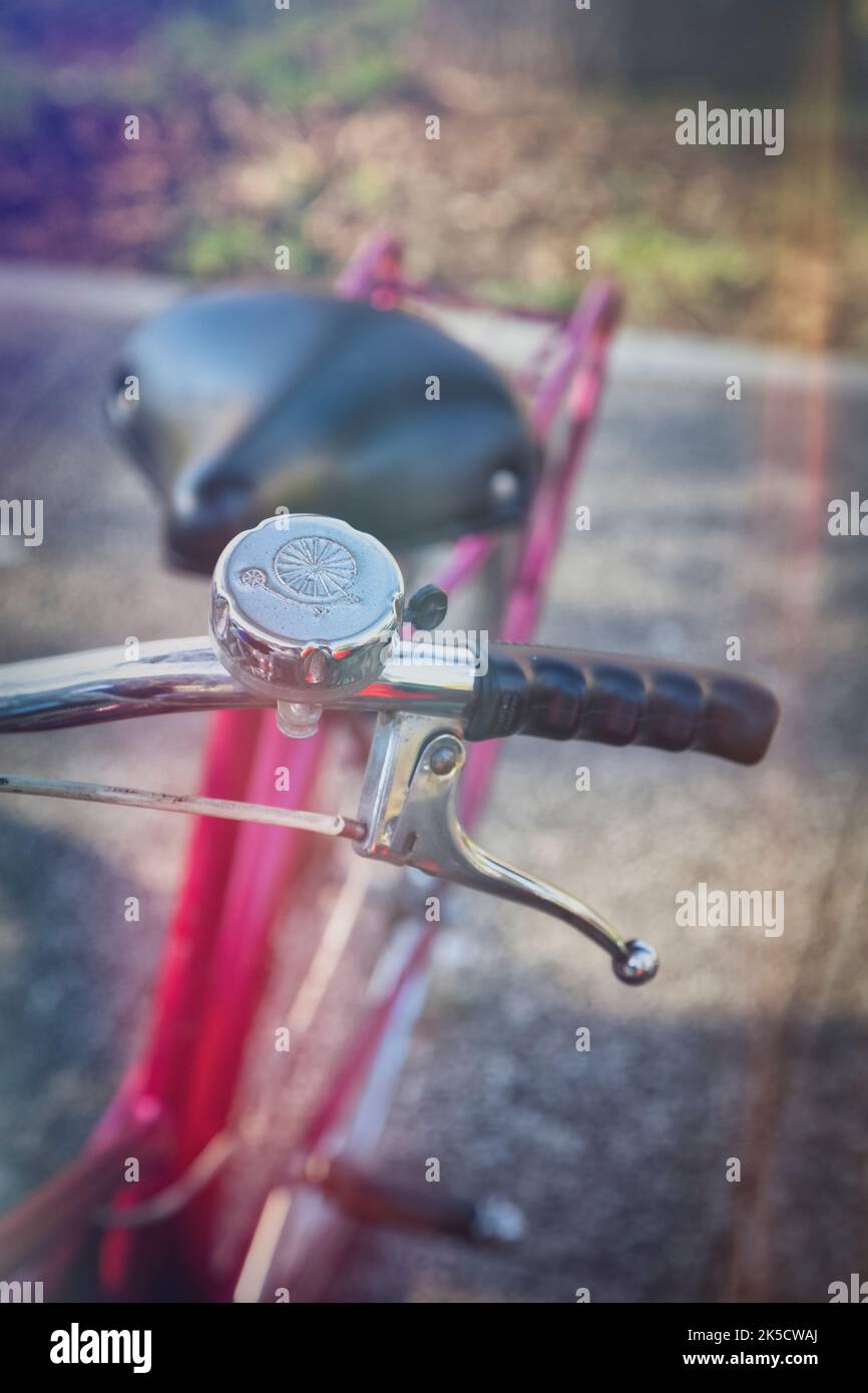 Italia, Véneto, Padua. Bicicleta urbana, detalles del manillar con campana, empuñadura y palanca de freno Foto de stock