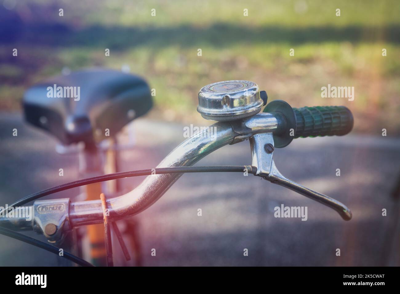 Italia, Véneto, Padua. Bicicleta urbana, detalles del manillar con campana, empuñadura y palanca de freno Foto de stock