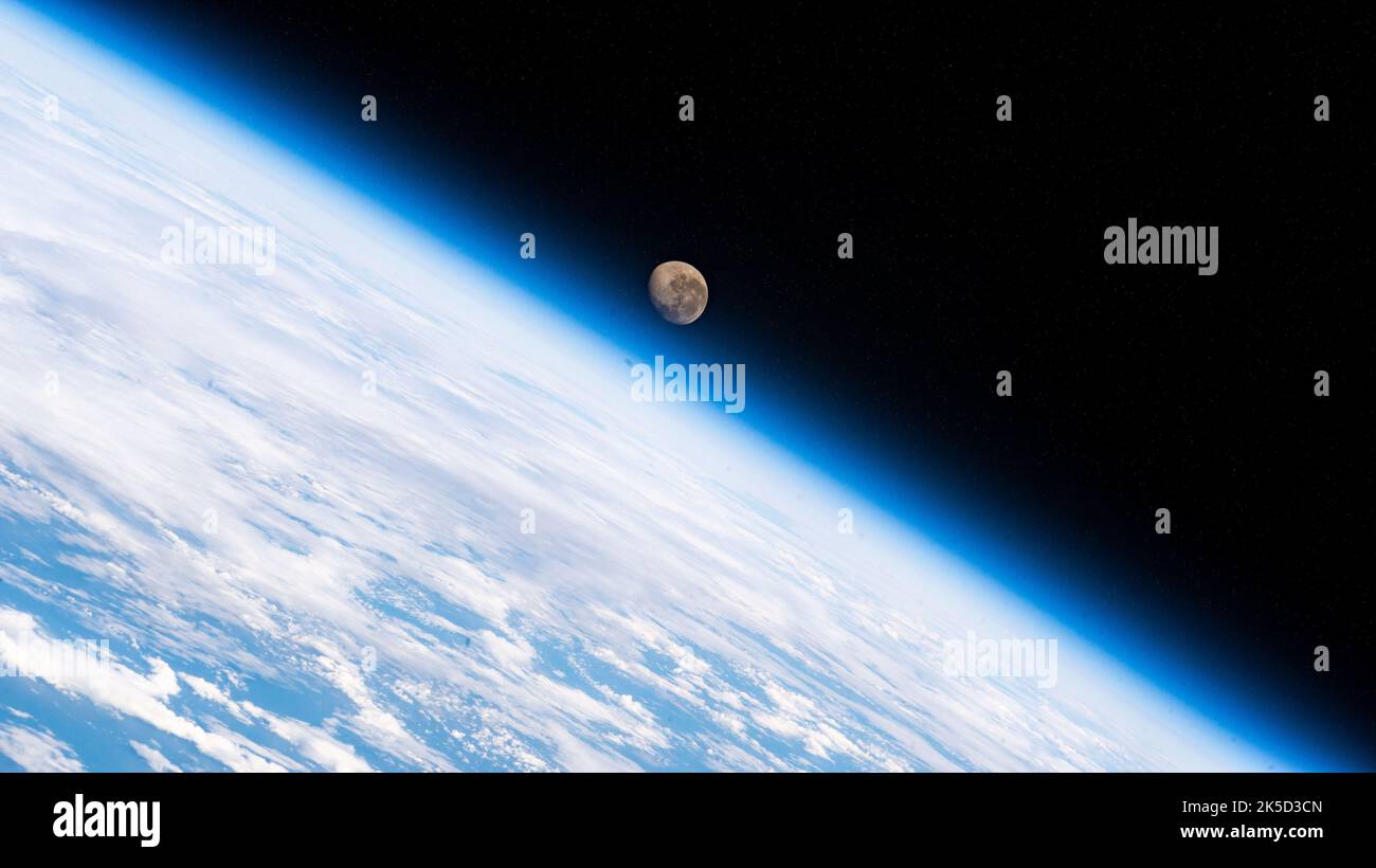 La Luna gibosa menguante se representa por encima del horizonte de la Tierra  mientras la Estación Espacial Internacional orbitaba 272 millas por encima  del Océano Atlántico en entrelas puntas de América del