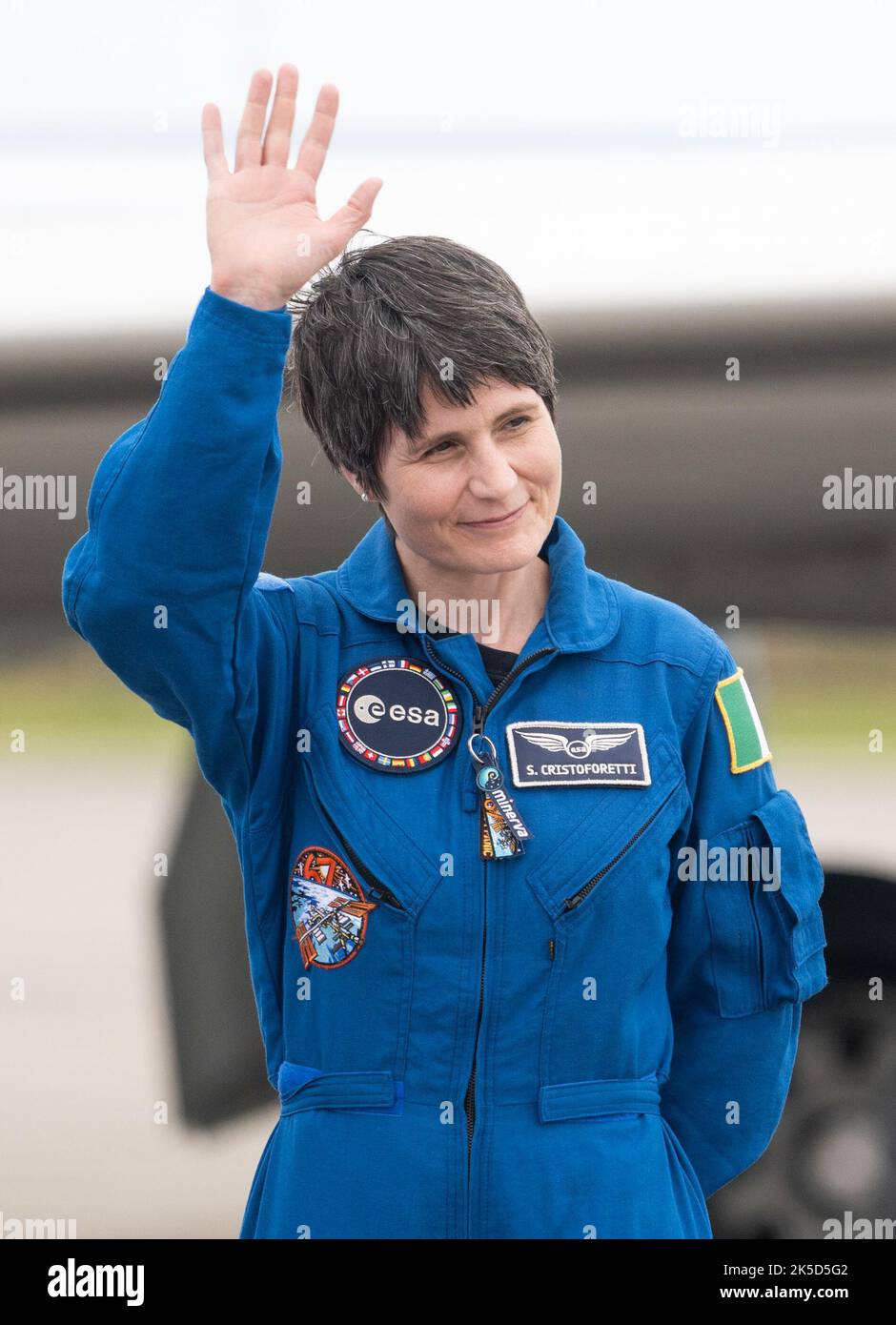 Samantha Cristoforetti, astronauta de la ESA (Agencia Espacial Europea), es vista después de llegar a las Instalaciones de Lanzamiento y Desembarco con compañeros de tripulación, los astronautas de la NASA Kjell Lindgren, Robert Hines y Jessica Watkins, en el Centro Espacial Kennedy de la NASA, antes de la misión Crew-4 de SpaceX, el lunes 18 de abril de 2022, en Florida. La misión SpaceX Crew-4 de la NASA es la cuarta misión de rotación de la tripulación de la nave espacial SpaceX Crew Dragon y el cohete Falcon 9 a la Estación Espacial Internacional como parte del Programa de la tripulación comercial de la agencia. Lindgren, Hines, Watkins y Cristoforetti están programados para lanzarse el 23 de abril a las 5:2 Foto de stock