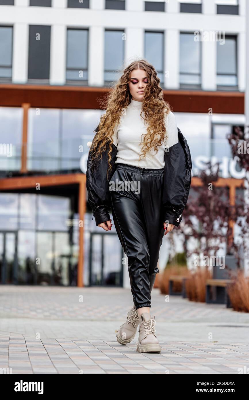 Hermosa mujer con estilo posando en ropa de moda en zapatos de cuero. Estilo  informal. Estilo urbano. Nueva colección de zapatillas de primavera para  mujer Fotografía de stock - Alamy