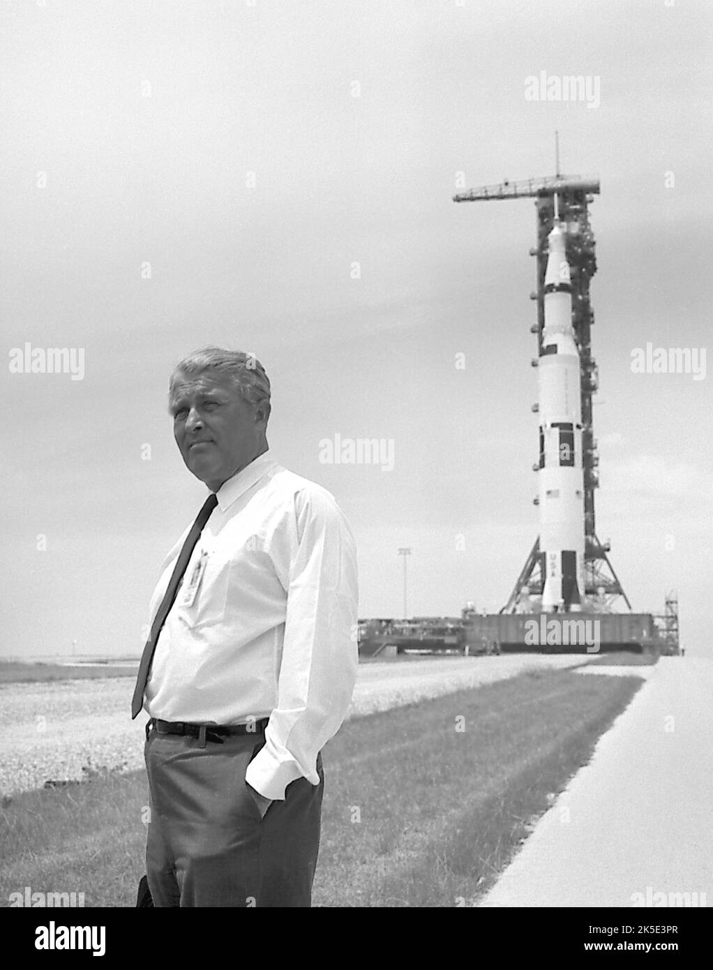 Listo para ir a la Luna. El renombrado científico de cohetes Dr. Wernher von Braun posa delante del vehículo Saturno V siendo preparado para la histórica misión de aterrizaje lunar del Apolo 11. El vehículo Saturno V fue desarrollado por el Centro Marshall de Vuelos Espaciales en Huntsville, Alabama bajo la dirección de von Braun. Crédito: NASA Foto de stock