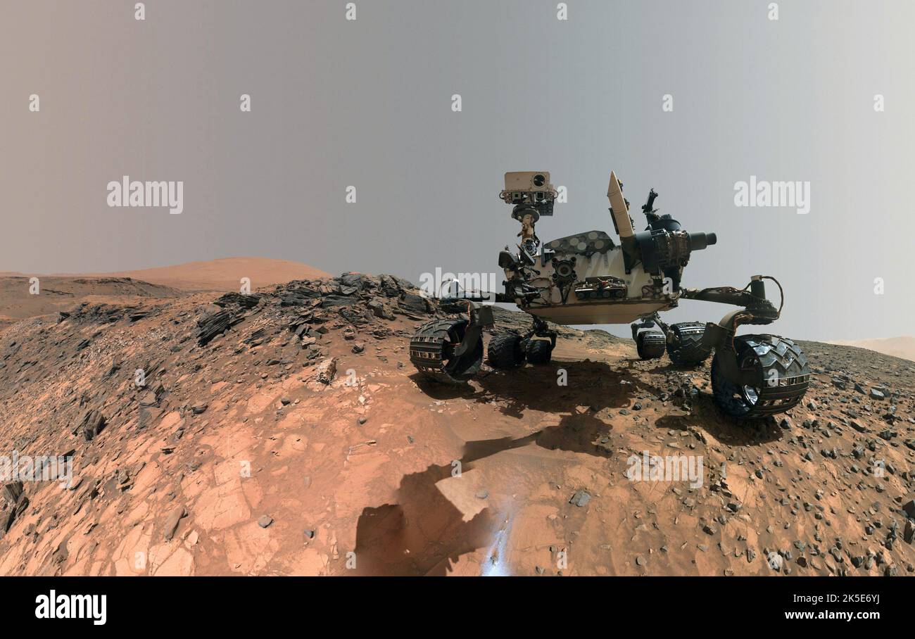 La NASA encuentra material orgánico antiguo, metano misterioso en Marte. Este autorretrato en ángulo bajo del explorador Curiosity Mars de la NASA muestra el vehículo en el lugar desde el que se alcanzó para perforar un blanco de roca llamado 'Buckskin' en la parte inferior del Monte Sharp. el robot Curiosity de la NASA ha encontrado nuevas evidencias preservadas en las rocas de Marte que sugieren que el planeta podría haber apoyado la vida antigua, así como nuevas evidencias en la atmósfera marciana que se relaciona con la búsqueda de la vida actual en el Planeta Rojo. Una versión única de una imagen original de la NASA. Crédito: NASA/JPL-Caltech/MSSS Foto de stock