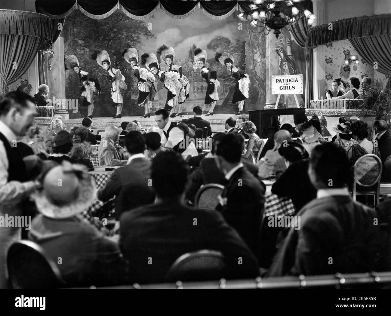 Escena de nightclub con la producción del escenario, en-set de la película, ' caso extraño del doctor del crimen ', cuadros de Columbia, 1943 Foto de stock