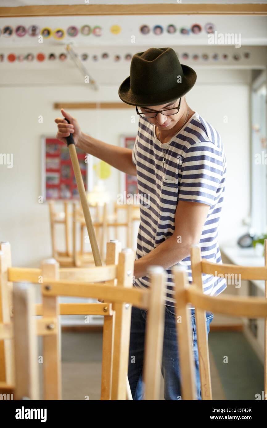 Limpieza del salón de clases ayuda de los maestros. Los maestros