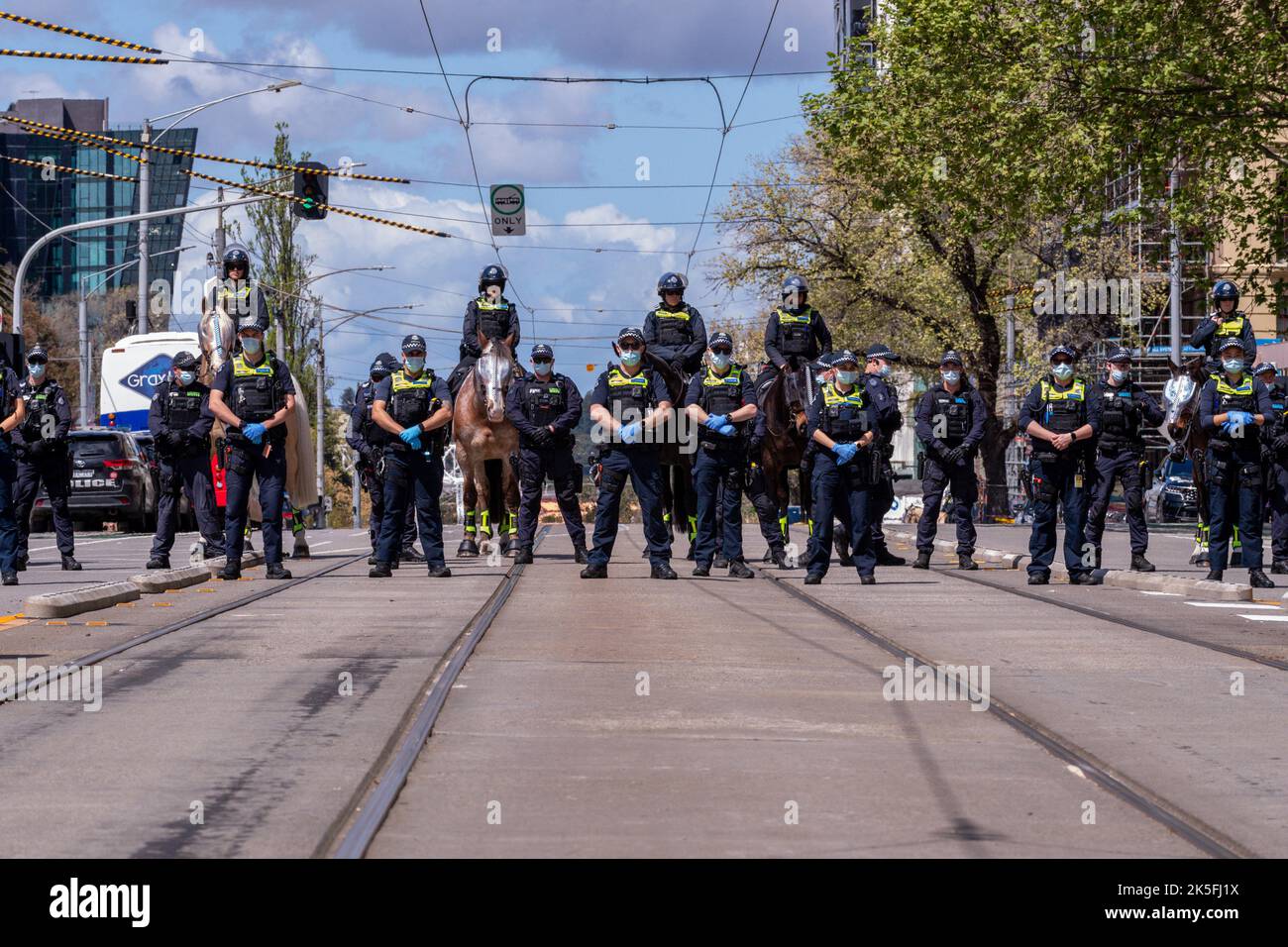 Melbourne, Australia. 08th de Oct de 2022. Oficiales de policía bloquean una calle durante la manifestación de protesta pro-elección en Melbourne. Manifestantes a favor de la elección celebraron hoy contra manifestaciones para protestar contra la protesta pro vida organizada por la diputada del Parlamento Estatal Bennie Finn cerca del parlamento estatal. La protesta vio una enorme cantidad de presencia policial con calles bloqueadas y tensiones altas. Crédito: SOPA Images Limited/Alamy Live News Foto de stock