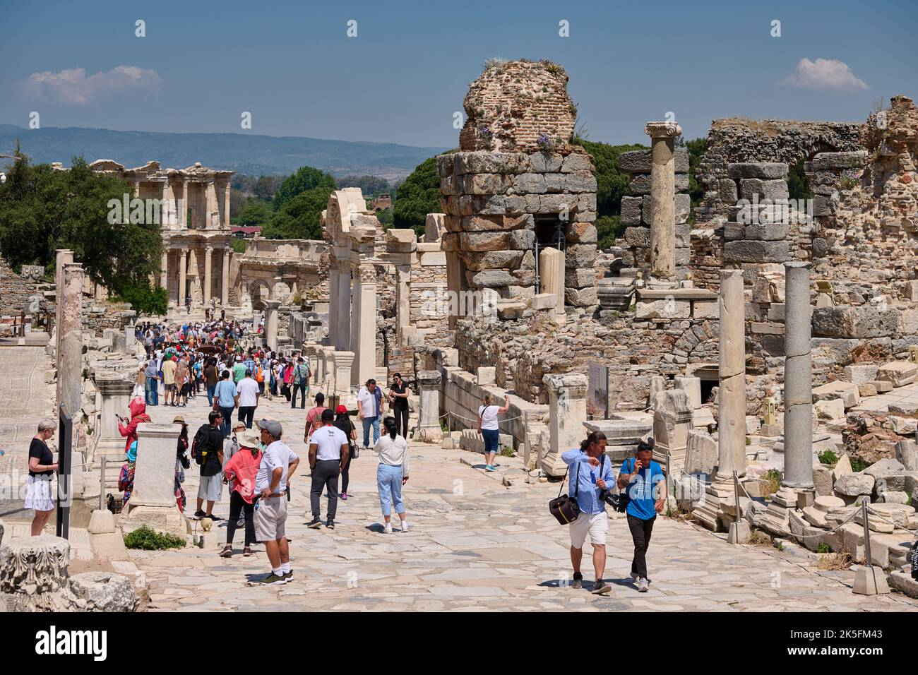 Calle Curetes en el sitio arqueológico de Éfeso, Selcuk, Turquía Foto de stock