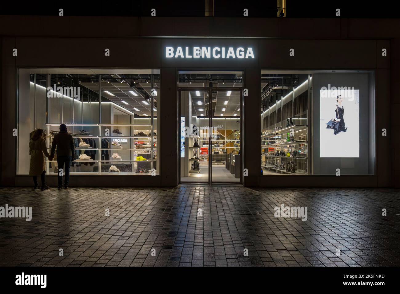 Balenciaga fotografías e imágenes de alta resolución - Alamy