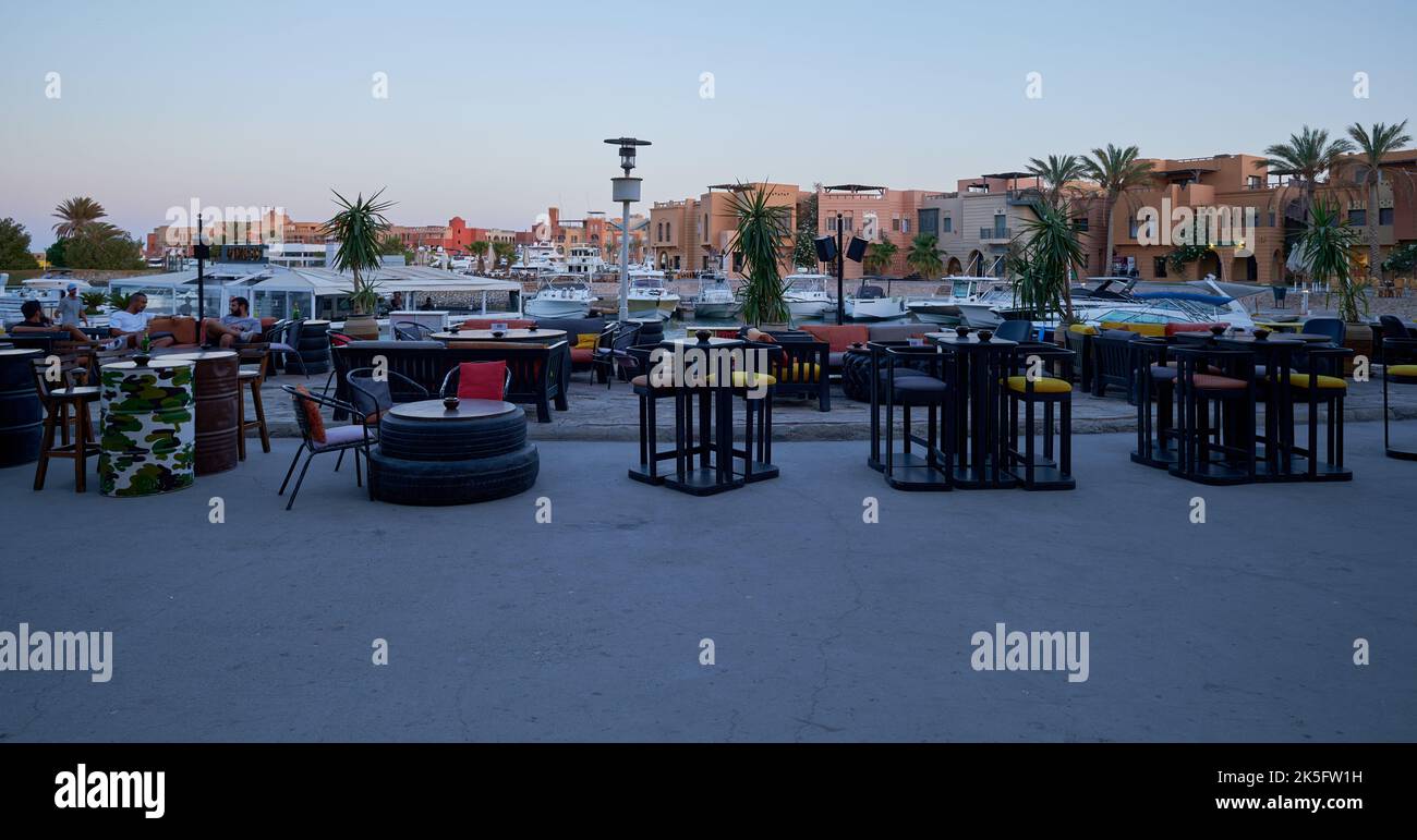 Puerto deportivo de Abu Tig en El Gouna, Hurghada, gobernación del Mar Rojo, Egipto con vista a la luz del día que muestra el toque de un barman y un bar de cócteles Foto de stock