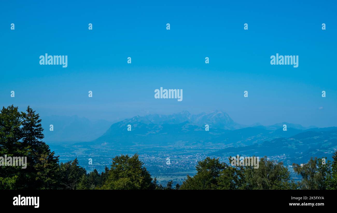 Austria, hermosa vista panorámica sobre las casas de la ciudad de bregenz, luxemburgo, suiza montañas a saentis cumbre nevada pico de montaña Foto de stock