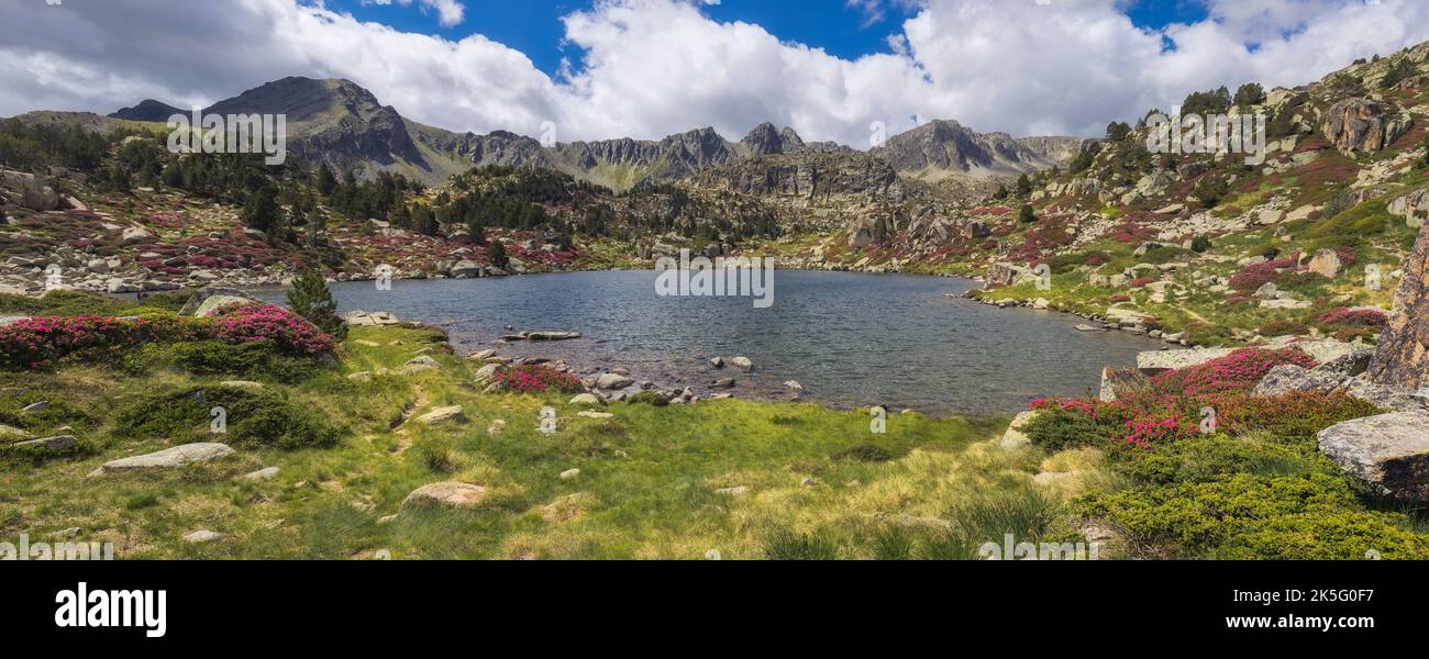 Vista panorámica de los lagos de Pessons en Andorra Foto de stock