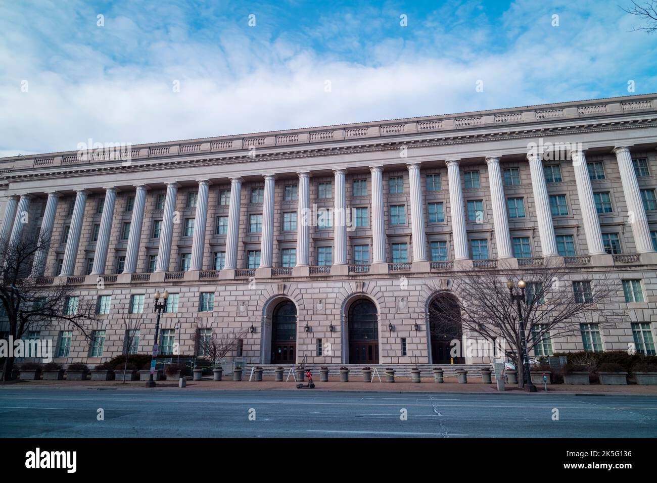El edificio del IRS, sede del Servicio de Impuestos Internos, en el centro de Washington, D.C., visto desde Constitution Avenue NW durante un día de invierno. Baja Foto de stock