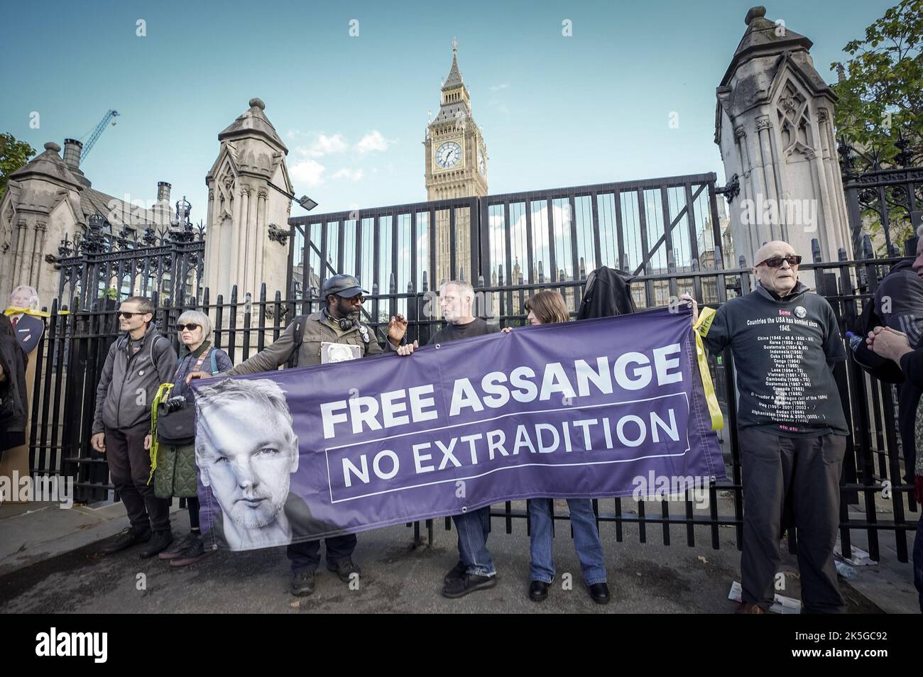 Londres, Reino Unido. 8th de octubre de 2022. Cadena humana libre de Assange. Cientos de partidarios de Julian Assange y de la Libertad de Prensa se reúnen para formar una cadena de protesta cerca de los edificios del Parlamento. Assange permanece en la prisión londinense Belmarsh, donde permanece detenido desde abril de 2019. Los abogados de Assange sostienen que “está siendo procesado y castigado por sus opiniones políticas”. Crédito: Guy Corbishley/Alamy Live News Foto de stock