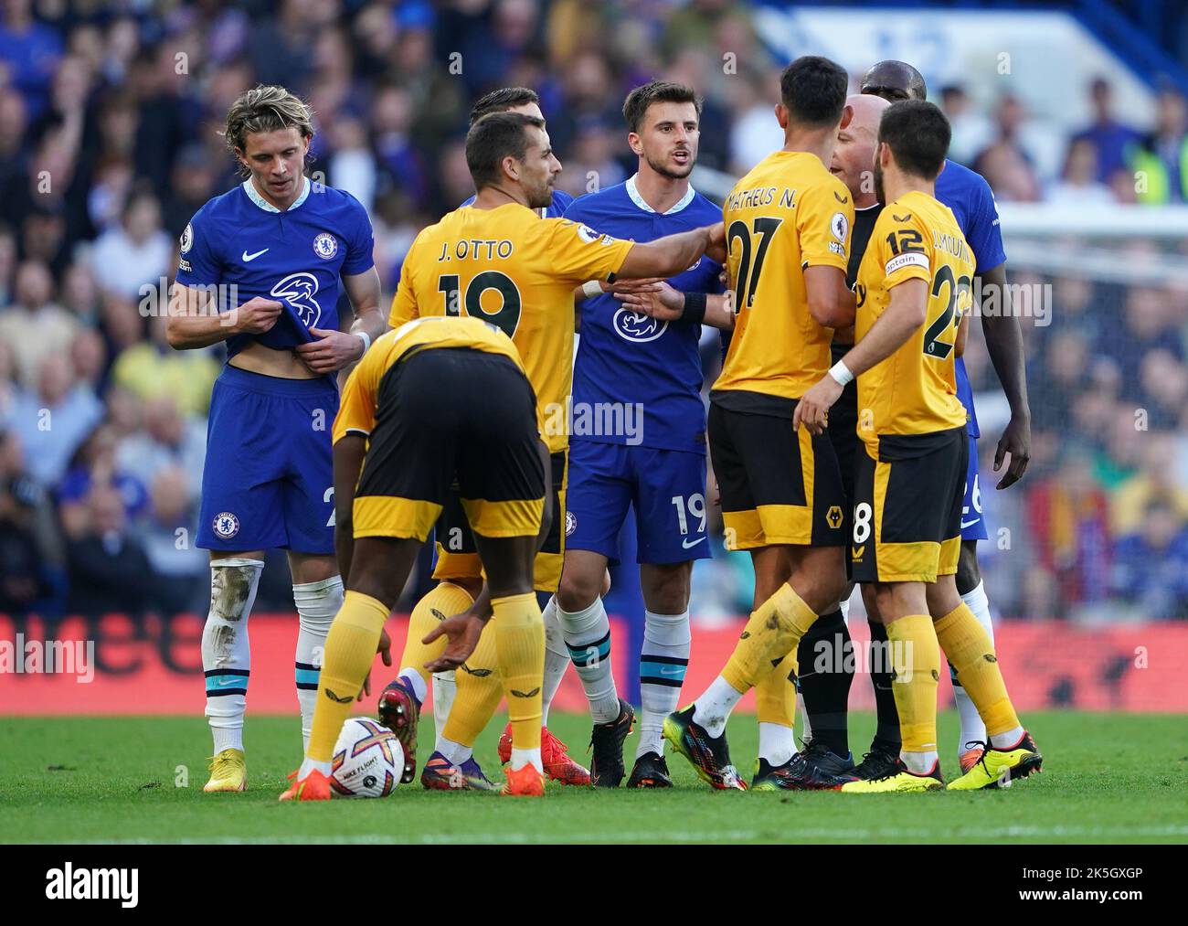 Los temperamentos brotan durante el partido de la Premier League en Stamford Bridge, Londres. Fecha de la foto: Sábado 8 de octubre de 2022. Foto de stock