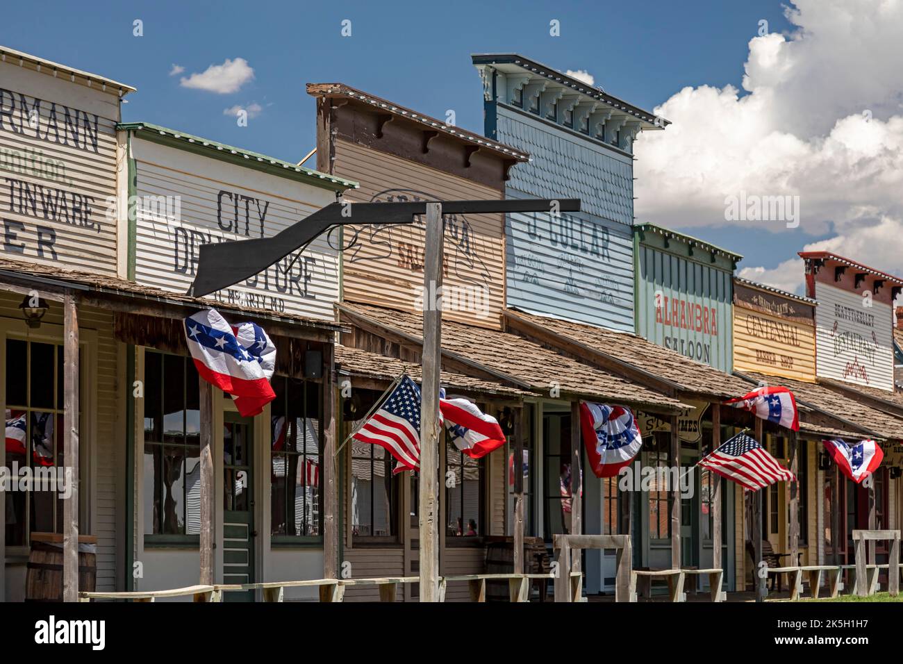 Dodge City, Kansas - Boot Hill Museum, decorado para una celebración del 4th de julio. El museo conserva la historia y la cultura del viejo oeste. Situado en Foto de stock