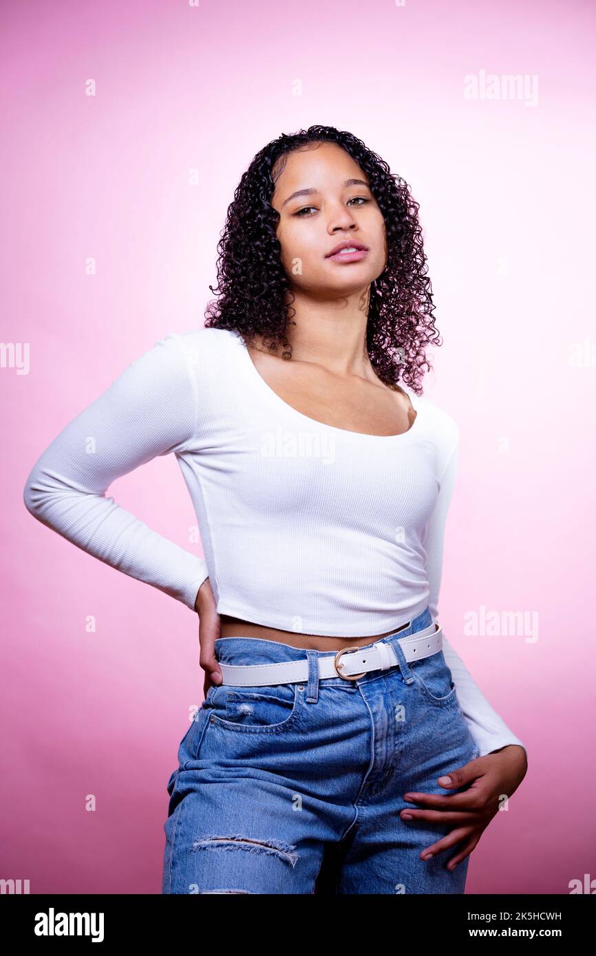 Imagen de una joven actriz negra sobre un fondo rosa Foto de stock
