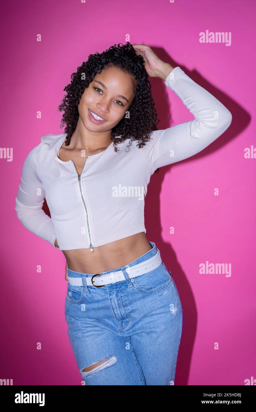 Imagen de una joven actriz negra sobre un fondo rosa Foto de stock