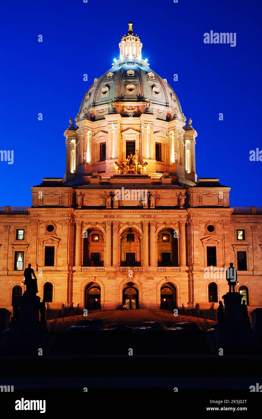 El capitolio del estado de Minnesota, en St Paul, hogar del gobierno y de la política del estado, se ilumina por la noche Foto de stock