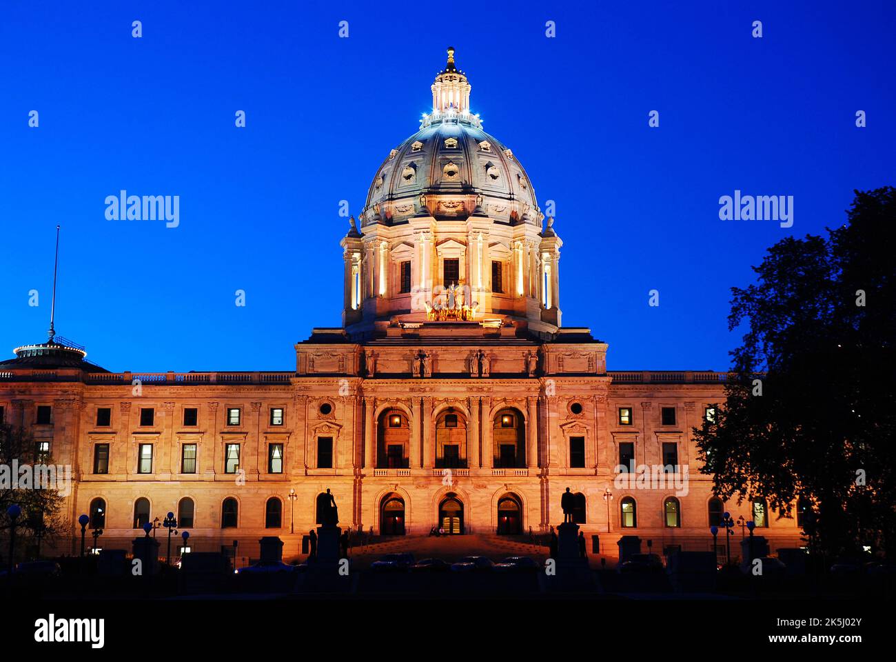 Por la noche, el Capitolio del Estado de Minnesota, el centro de la política y el gobierno locales, está iluminado desde la cúpula hasta los edificios legislativos Foto de stock
