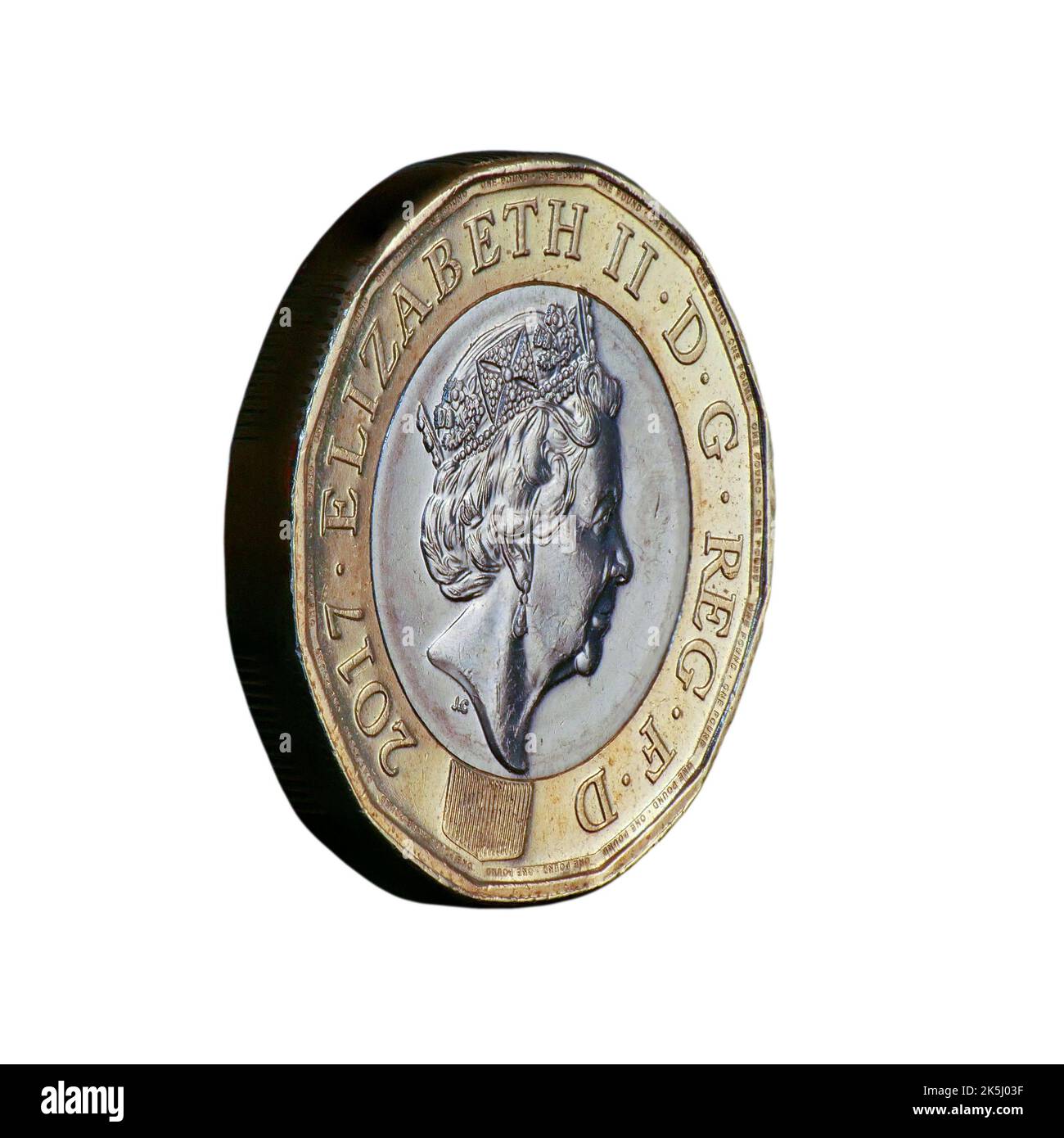Imagen macro de primer plano apilada con enfoque que muestra una vista oblicua de un recorte de moneda de una libra del Reino Unido sobre un fondo blanco Foto de stock