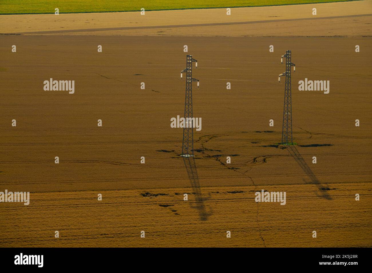 Francia, Essonne (91), Etampes, vista aérea de líneas de alta tensión de 90.000 voltios de la red de transporte de electricidad RTE Foto de stock