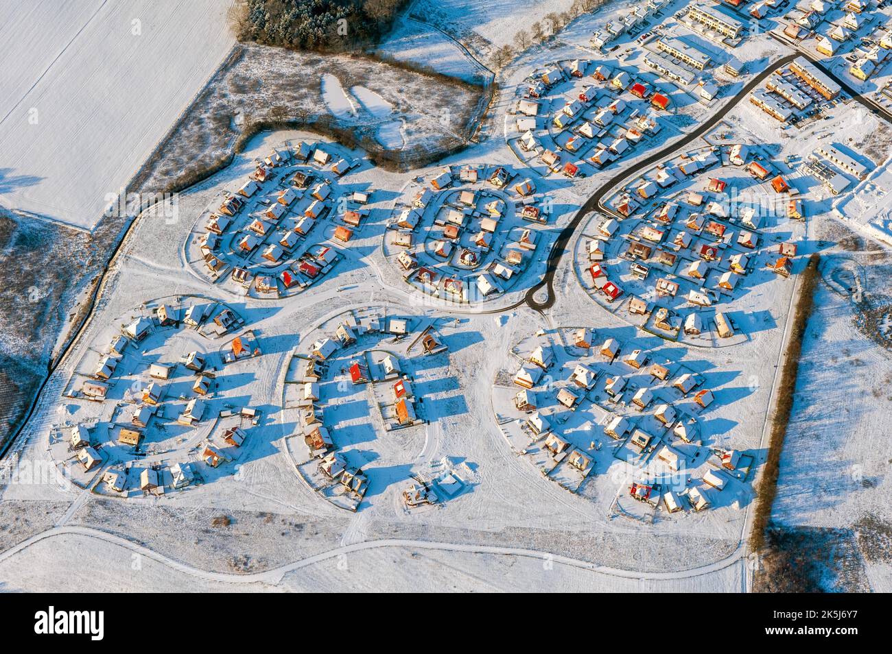 Vista aérea de una zona residencial en Luebeck en invierno, nieve, asentamiento, ronda, Kadetrinne, Frío, energía, calefacción, calor, Schleswig-Holstein, Alemania Foto de stock