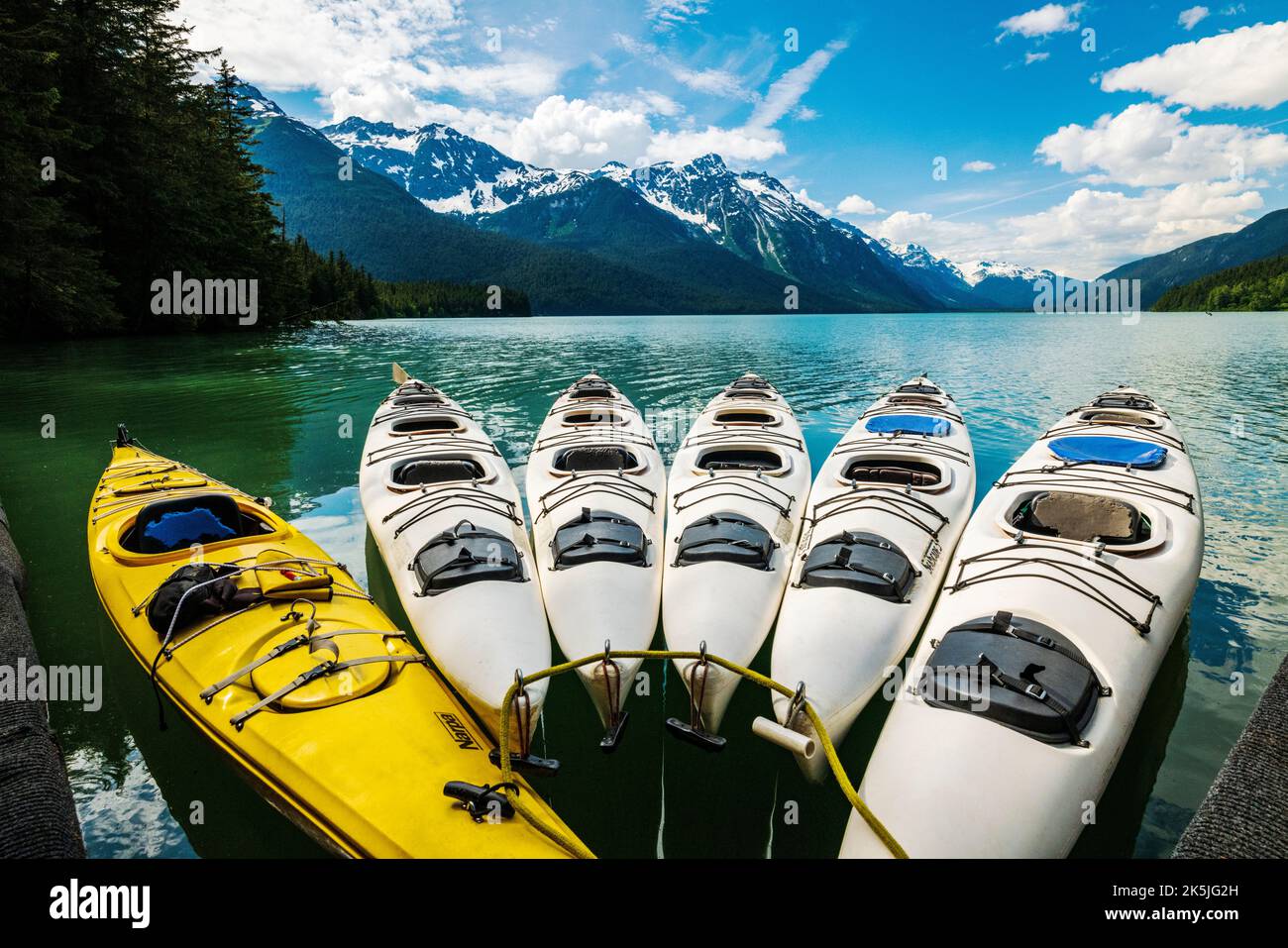 Kayaks coloridos; Lago Chilkoot; Sitio de recreación estatal de Chilkoot; Montañas de la Costa; Haines; Alaska; Estados Unidos Foto de stock