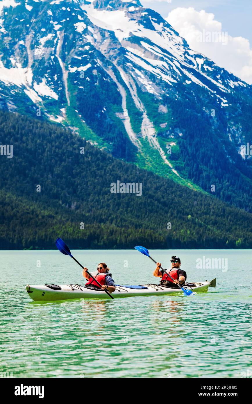Kayakers coloridos; Chilkoot Lake; Chilkoot State Recreation Site; Coast Mountains; Haines; Alaska; USA Foto de stock