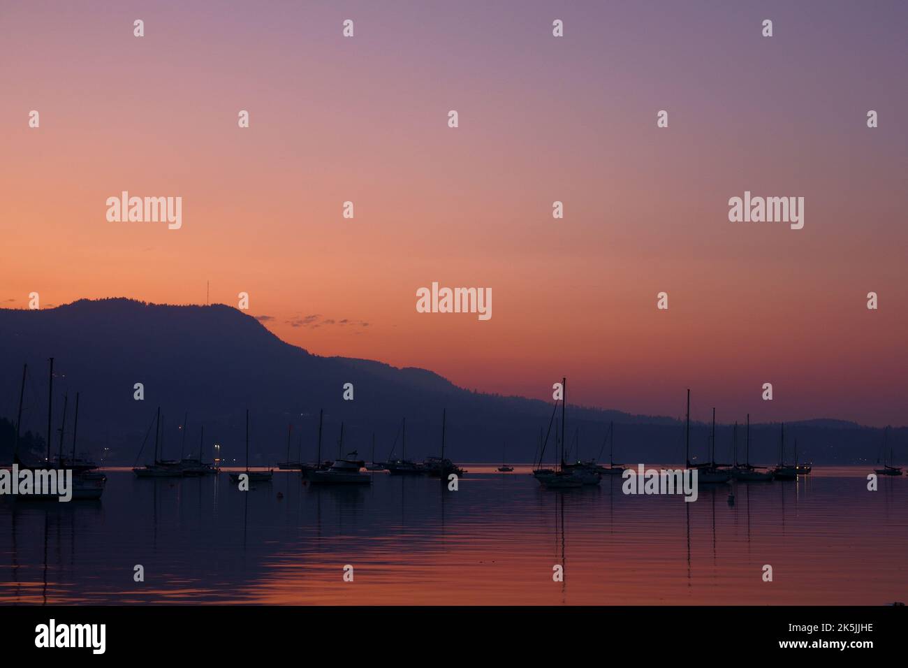 Puesta de sol en el fondeadero Foto de stock