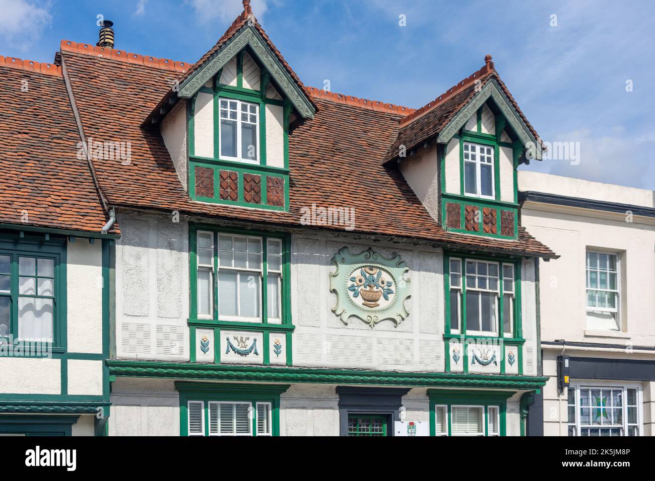 Fachada de la casa ornamentada, Courtaulds Mews, Braintree, Essex, Inglaterra, Reino Unido Foto de stock