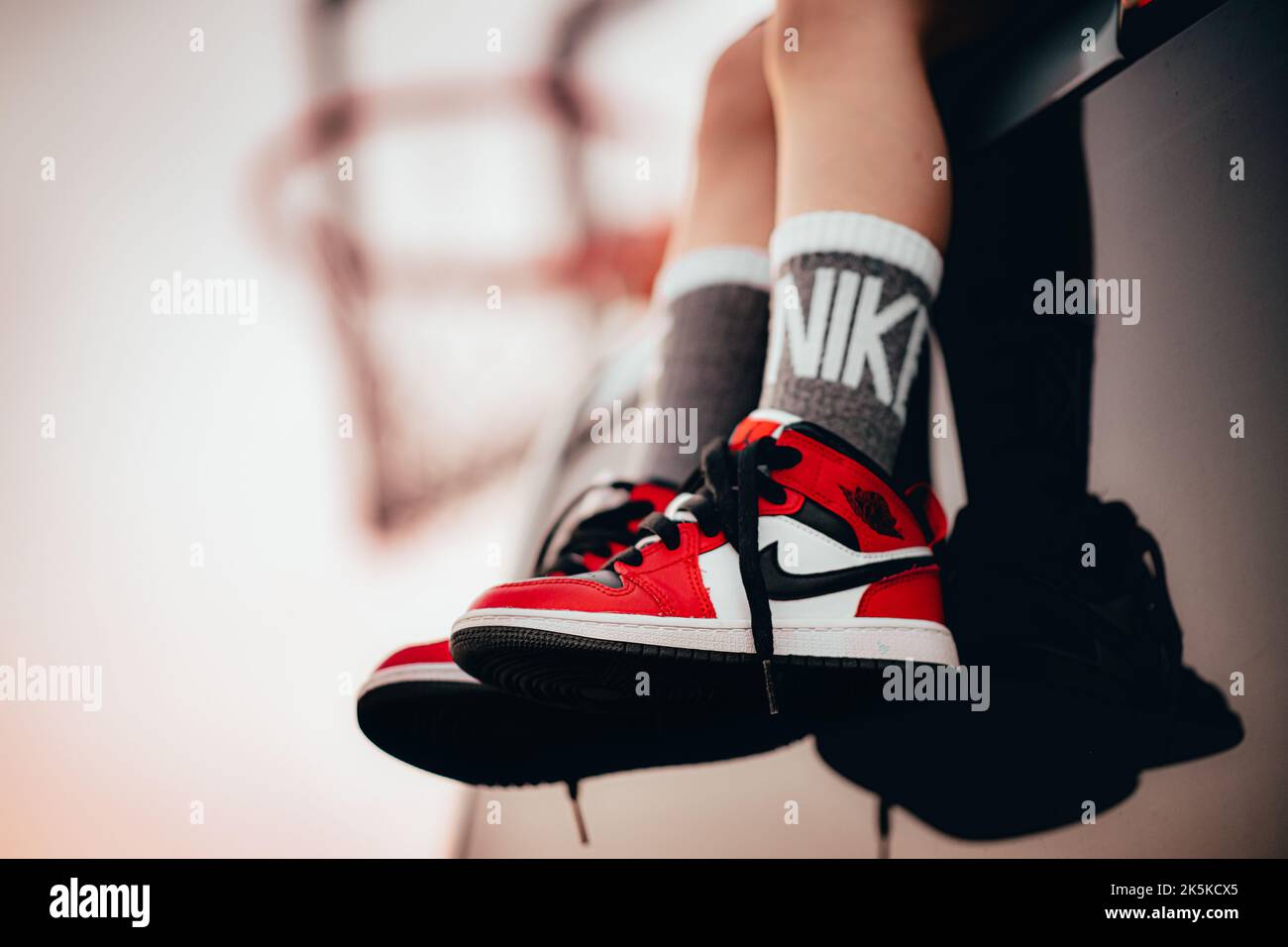 Un hombre que lleva unas elegantes zapatillas Nike Air Jordan Fotografía de  stock - Alamy