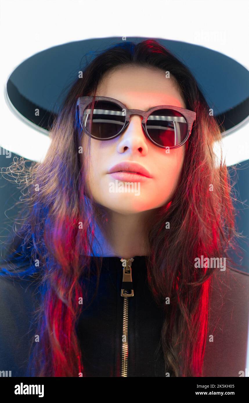 Imagen de mujer hermosa con gafas futuristas Fotografía de stock - Alamy