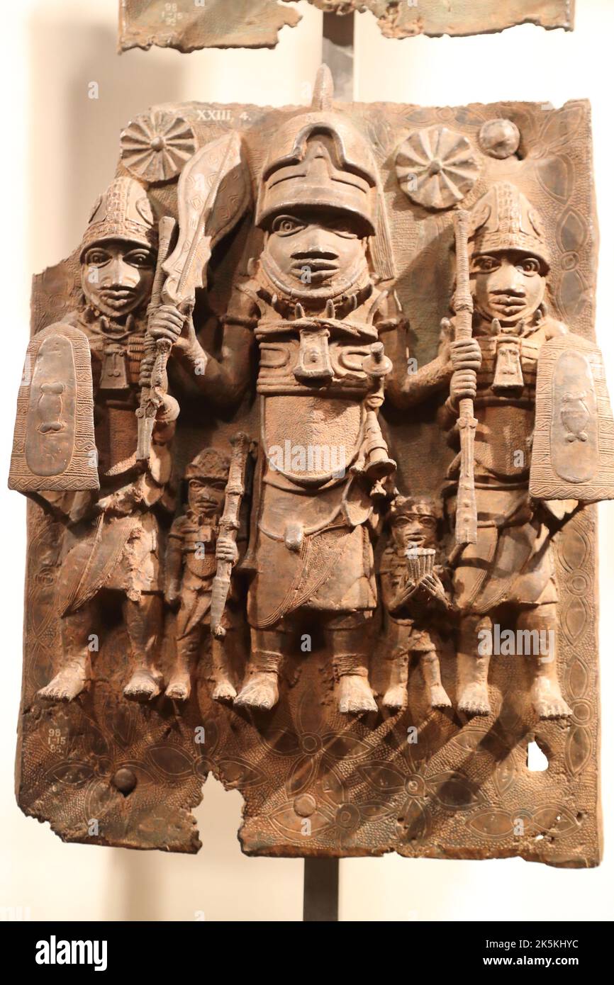 Benín bronces en exhibición en el Museo Británico, placas de bronce del palacio de la corte real del Reino de Benín, siglo 16-17th, Londres, Reino Unido Foto de stock